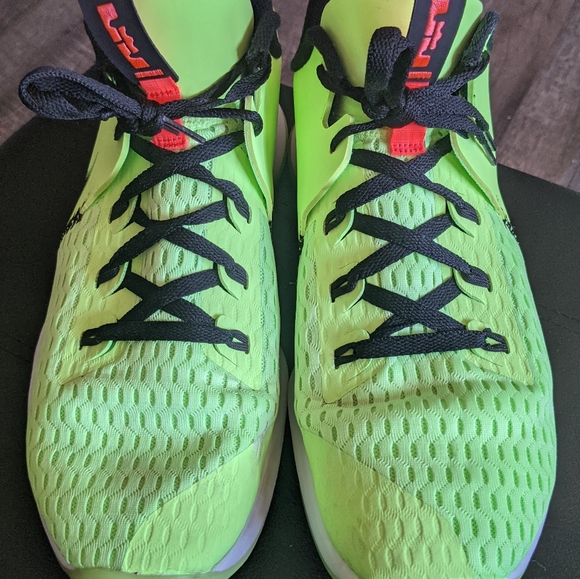 Nike LeBron Witness 5 Grinch Volt Green Lakers size 14 - Picture 3 of 12